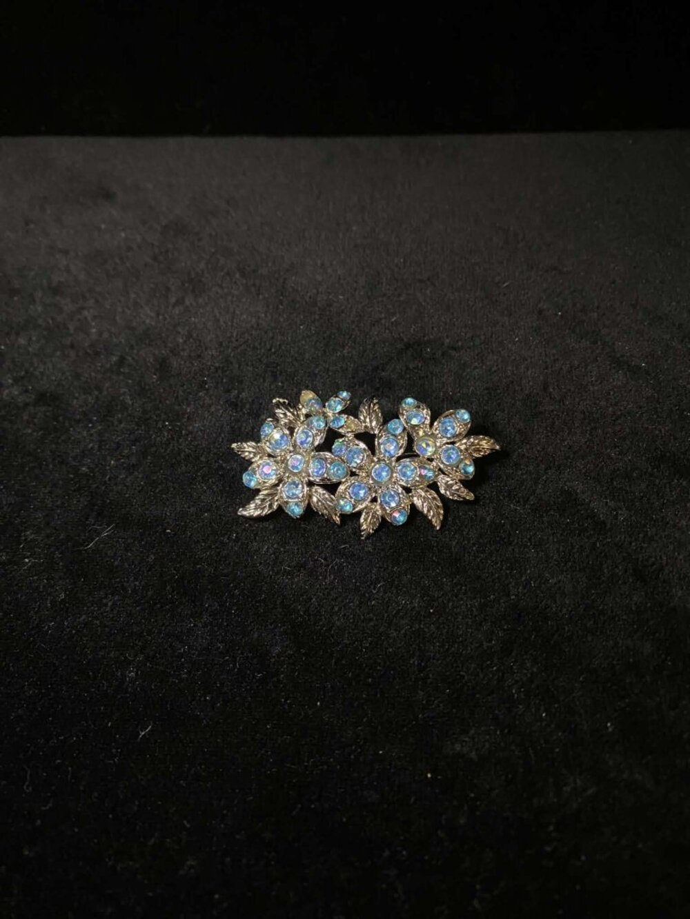 Vintage Silver tone Textured Leaves Floral Blue Aurora stones Brooch - Picture 4 of 4